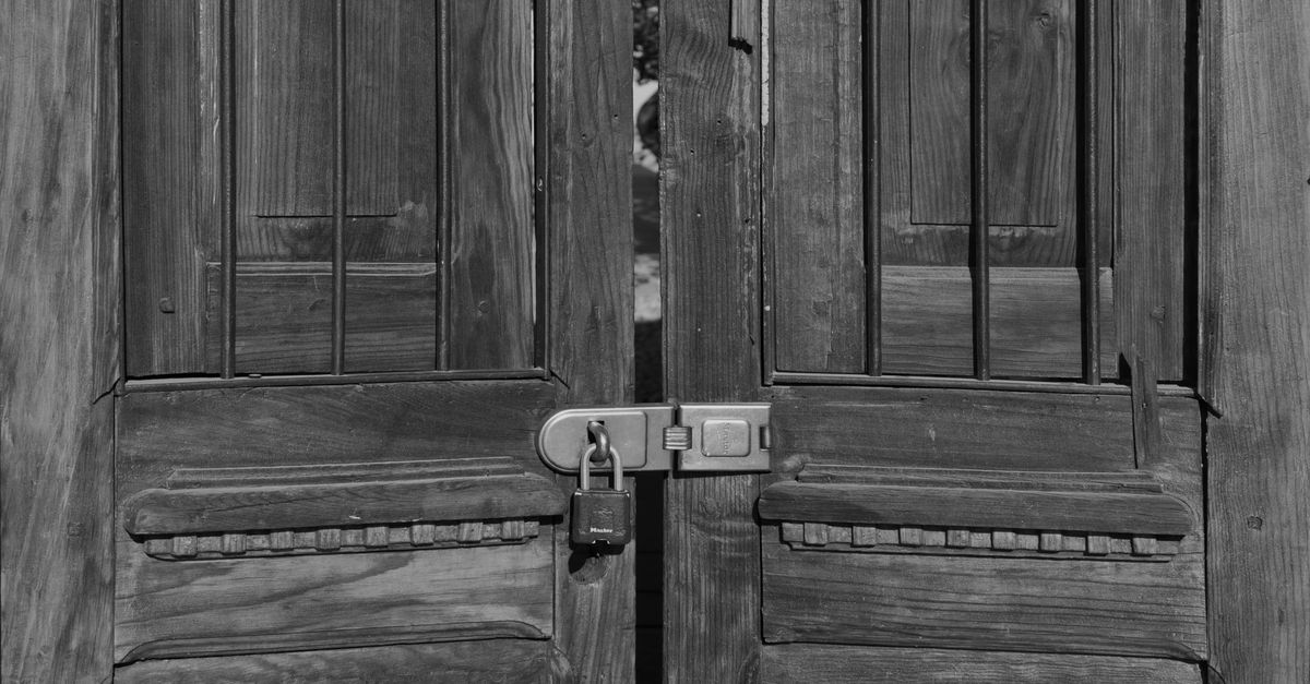 Door Knob Lock vs. Deadbolt: Which Actually Secures Your Door? — Shelby County Locksmith